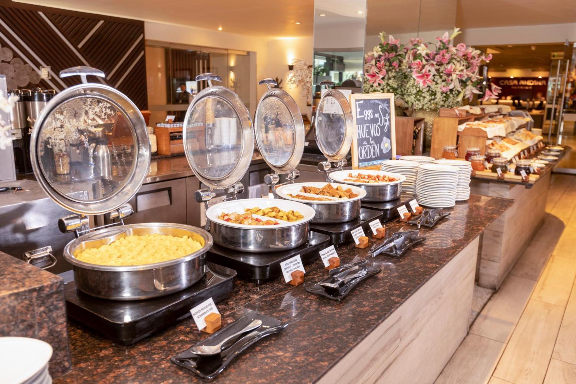 Casa Andina Premium Miraflores Ліма Екстер'єр фото A buffet at a hotel