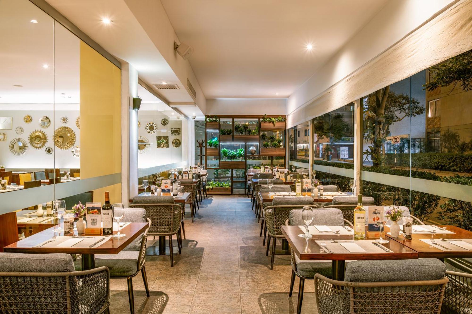 Casa Andina Premium Miraflores Ліма Екстер'єр фото Interior of a restaurant in the Philippines